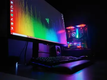 Gaming PC und Desktop in leuchtenden Neonfarben.